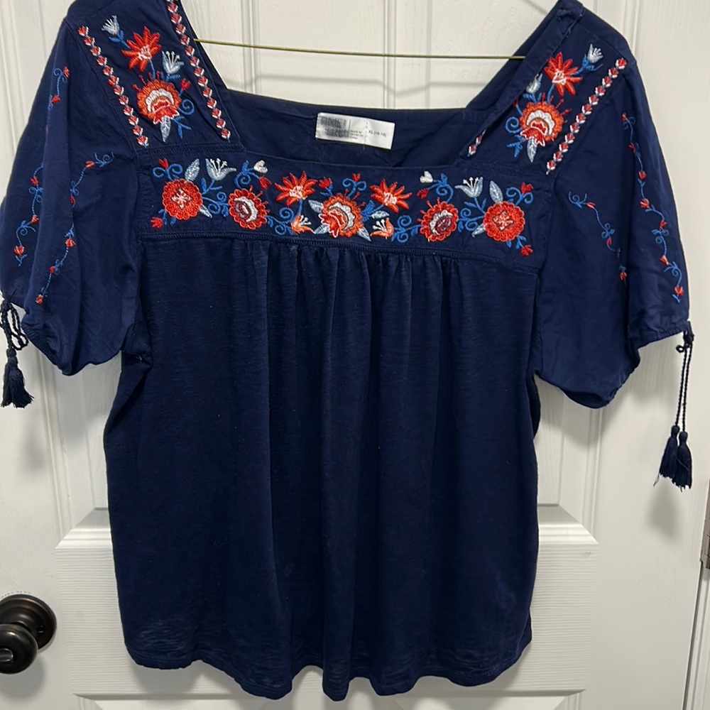 Super cute ladies top.